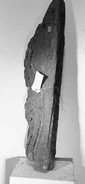 Fragment van een boog voor een kerkdeur, karbeel