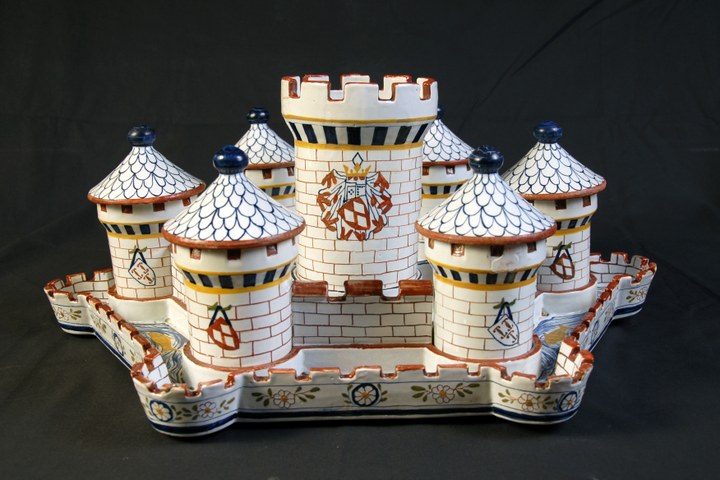 Hors d'oeuvre schaal of tafelstuk in de vorm van een kasteel met gracht en torens.