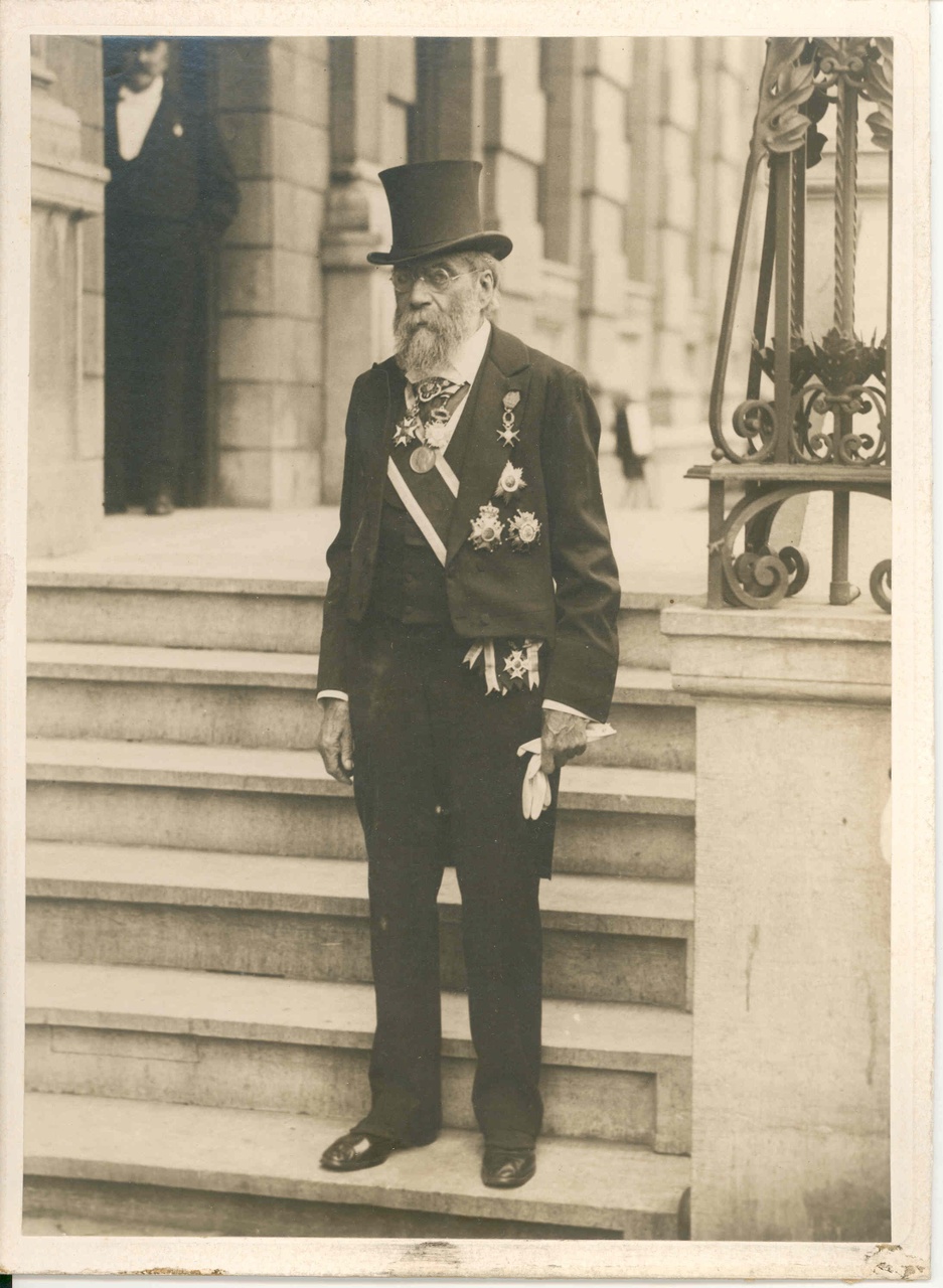 Dr. P.J.H. Cuypers op de trappen van het Roermondse stadhuis