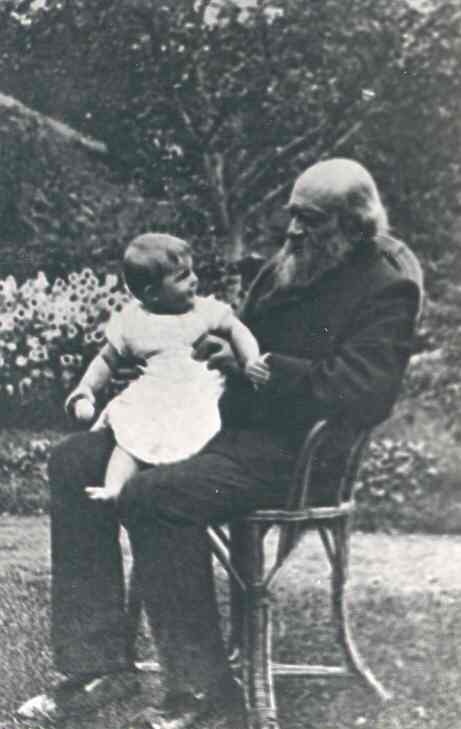 Reproductie foto Dr. P.J.H. Cuypers met kleinkind