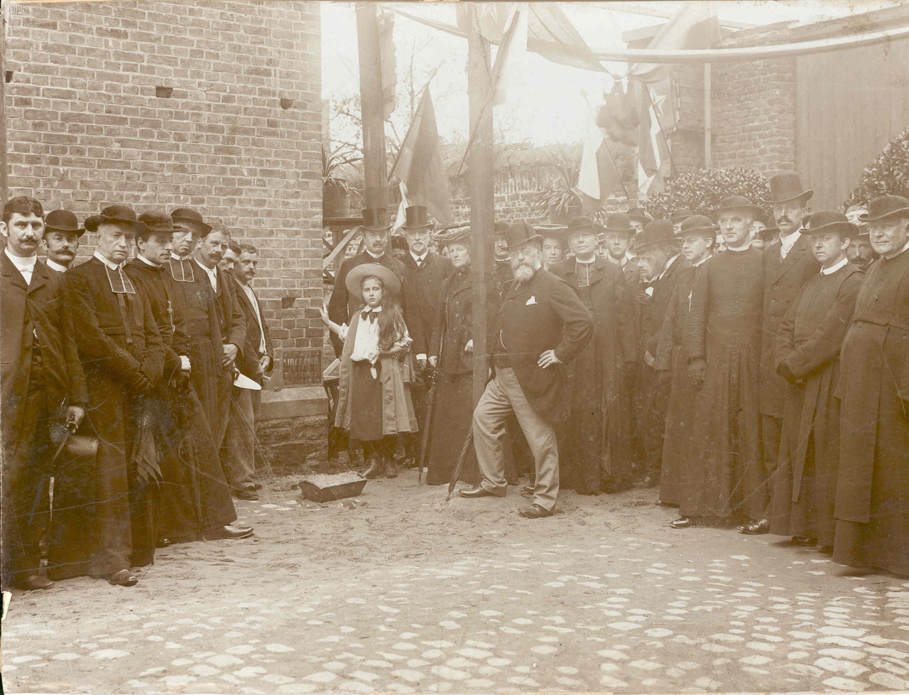 Dr. P.J.H. Cuypers bij het inmetselen van een gedenksteen in een door hem ontworpen kerk