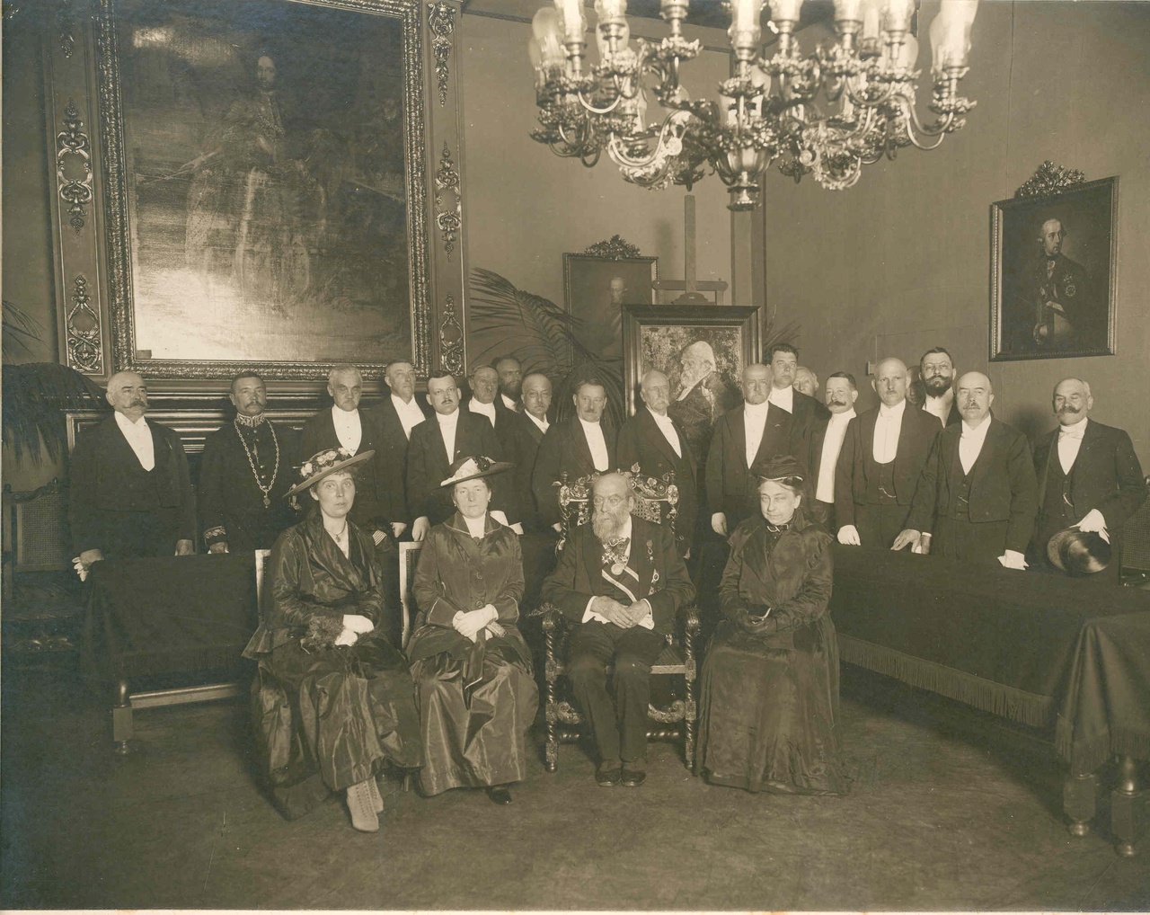 Dr. P.J.H. Cuypers en het Stadsbestuur van Roermond bij gelegenheid van zijn 90e verjaardag