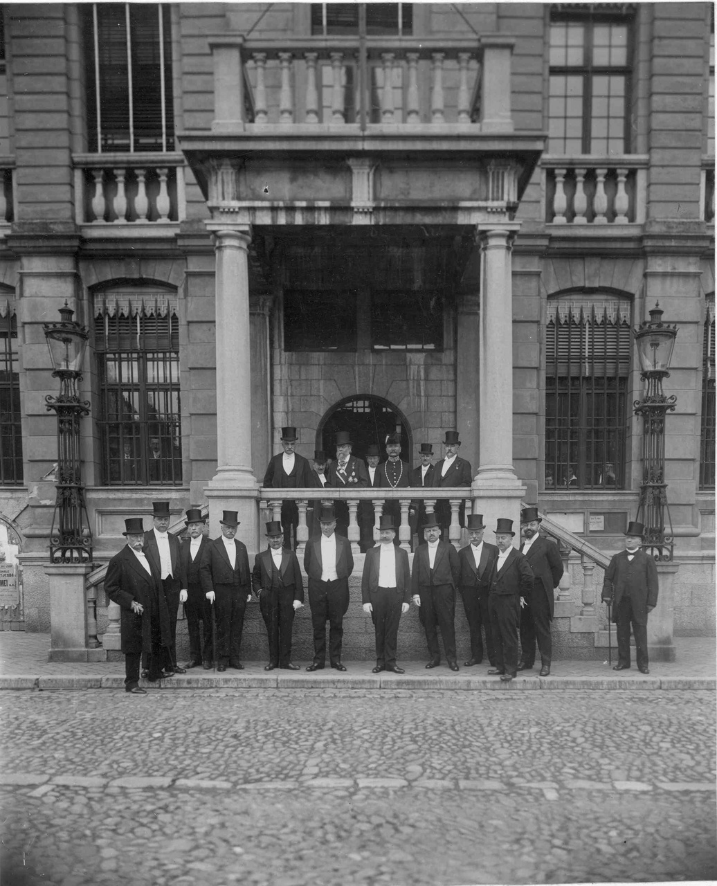 Dr. P.J.H. Cuypers met het stadsbestuur op het bordes van het stadhuis bij gelegenheid van zijn 90e verjaardag
