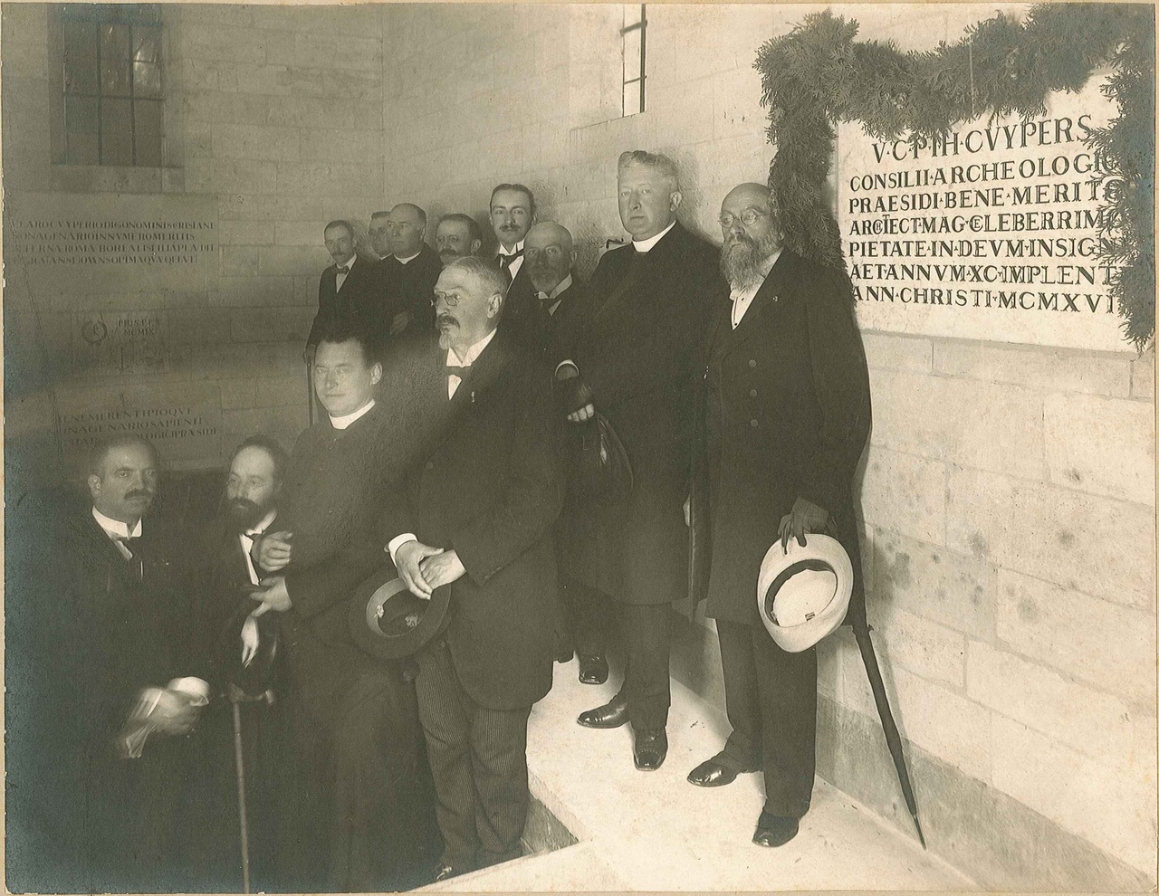 Foto van Dr. P.J.H. Cuypers bij de opening van de Catacomben te Valkenburg