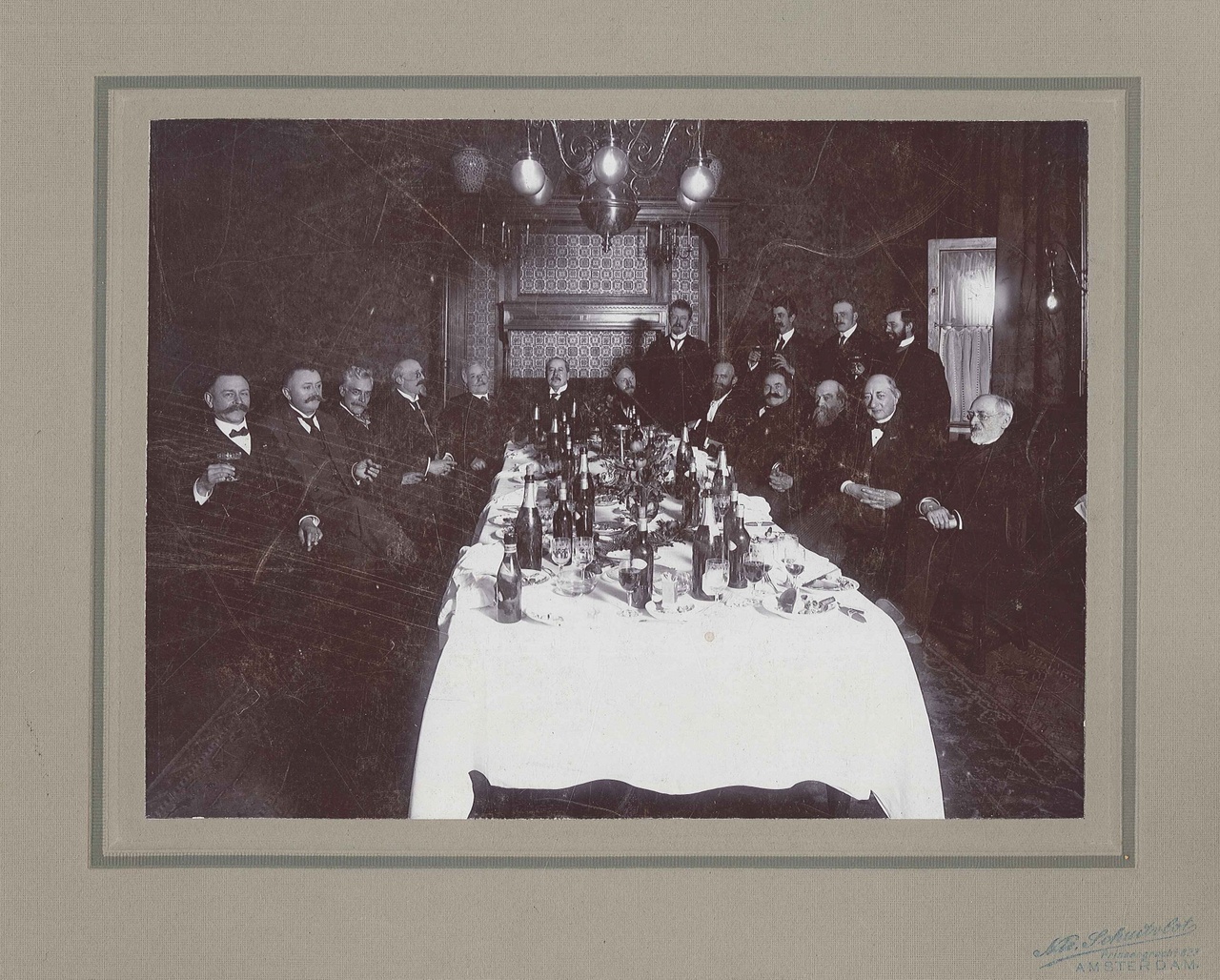 Groepsfoto bij gelegenheid van een  feestmaal waarbij aanzitten Dr. P.J.H. Cuypers en Ir. Jos Th. Cuypers