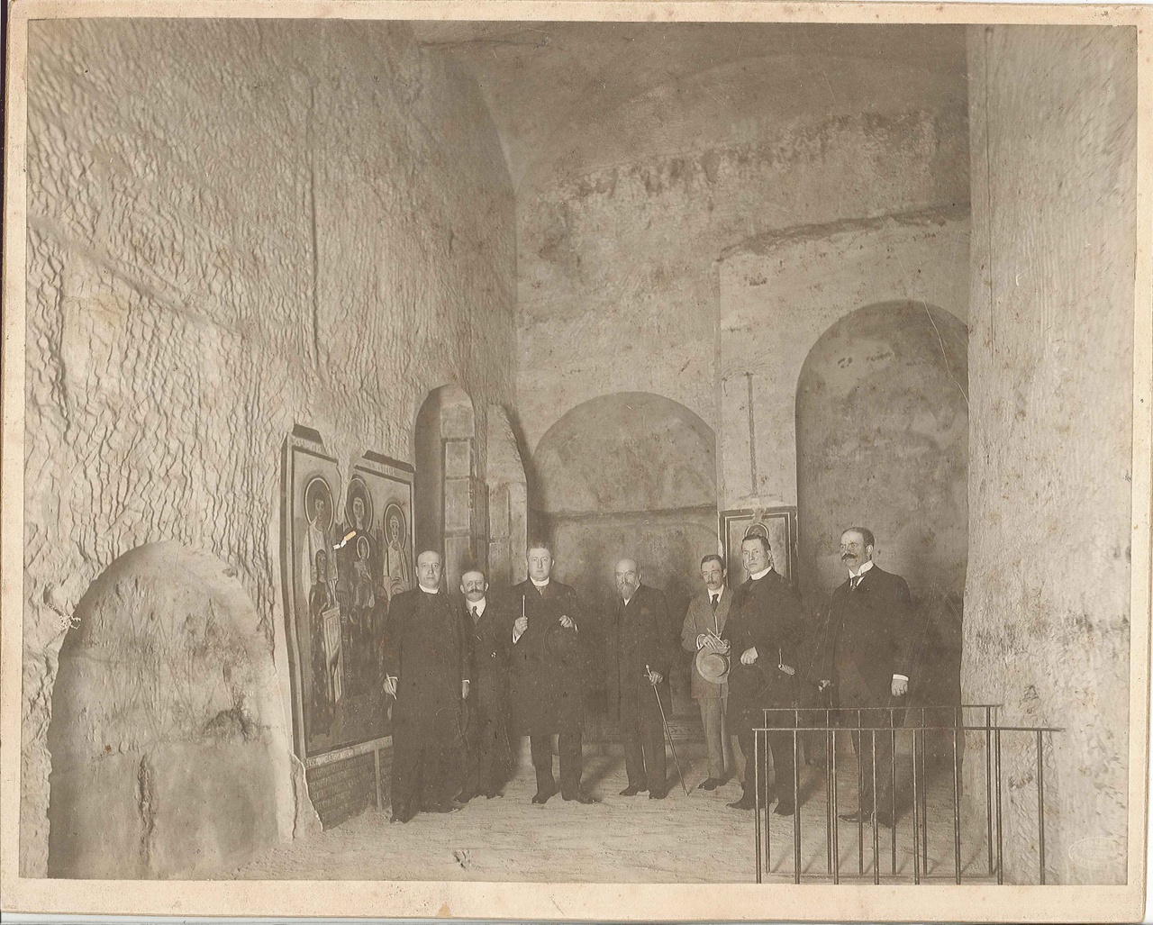 Foto van Dr. P.J.H. Cuypers bij een bezoek aan de catacomben in Valkenburg