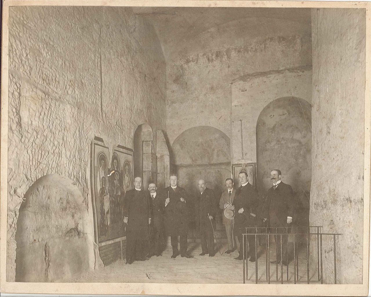 Foto van Dr. P.J.H. Cuypers bij een bezoek aan de catacomben in Valkenburg