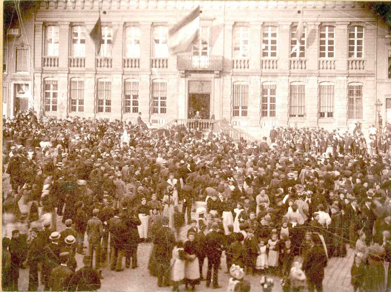 Foto van de hulidiging Dr. Cuypers op 19 mei 1897 op de Markt te Roermond