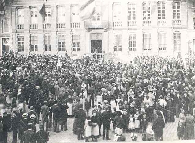 Foto van de mensenmassa op de Markt bij gelegenheid van de huldiging van Dr. P.J.H. Cuypers op diens 70e verjaardag