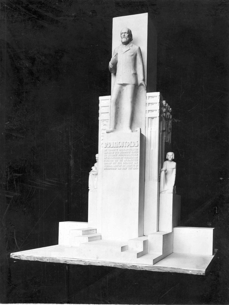 Verzamelmap met serie van 4 foto's van het model voor het standbeeld van Dr. P.J.H. Cuypers (door Falise)