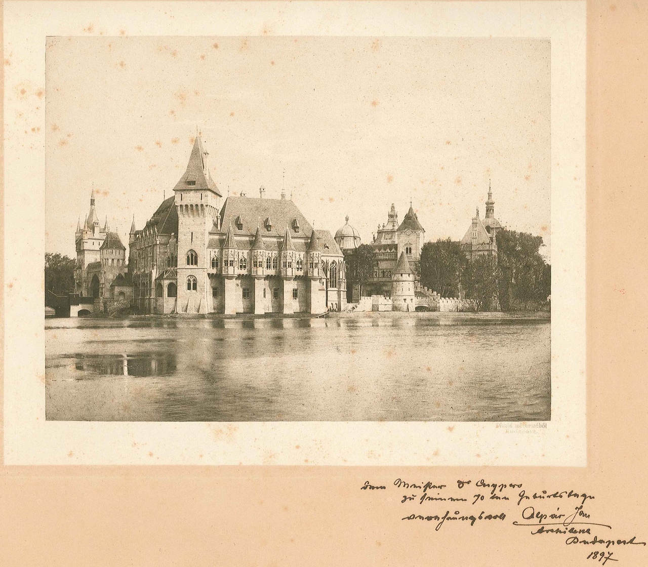 Twee fotoreprodukties van een kasteel te Boedapest.
