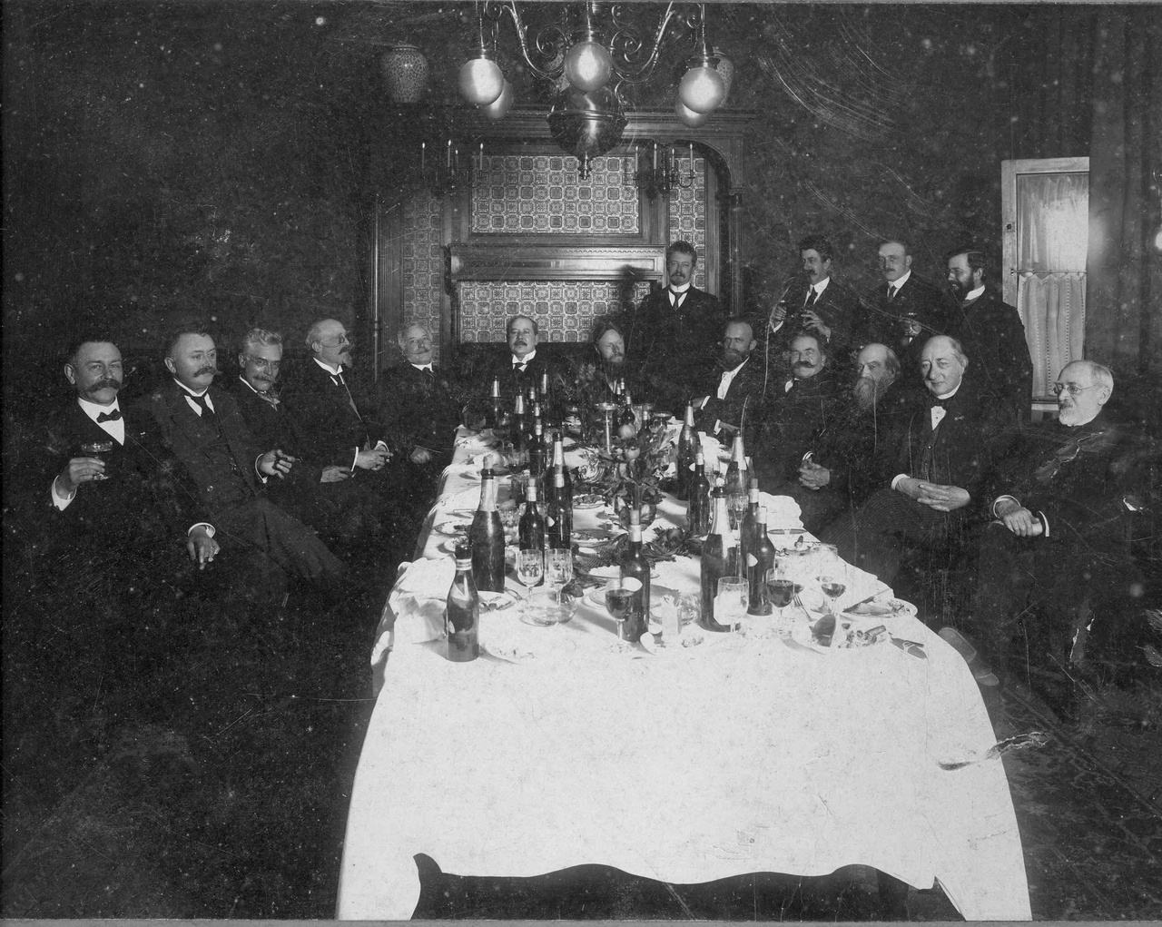 Foto van een feestdis, waarbij o.a. aanzitten dr. P. Cuypers en ir. J. Cuypers
