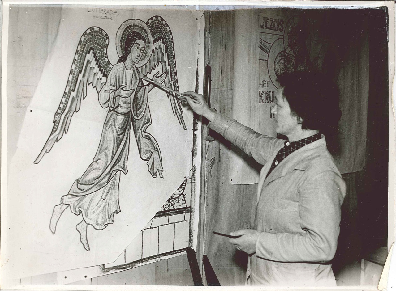 Foto uit de Cuypers' Kunstwerkplaatsen van rond 1930: Mevrouw Clementine Mehl-Alberdinck in de tekenzaal.