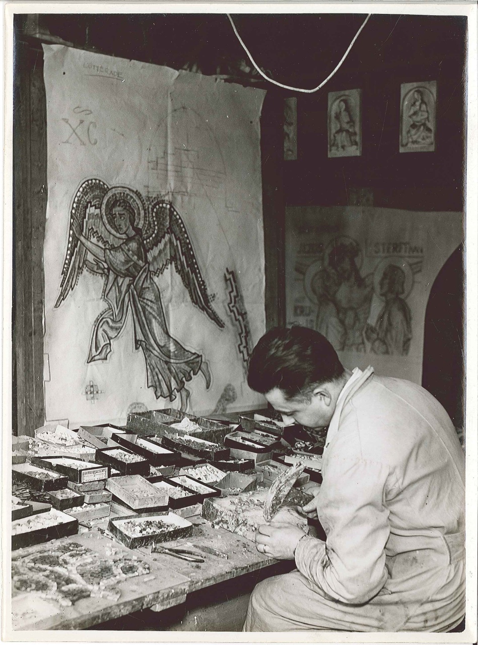 Foto uit de Cuypers' Kunstwerkplaatsen van rond 1930: Dhr. Piet Peeters bezig met het kappen van mozaïeksteentjes.