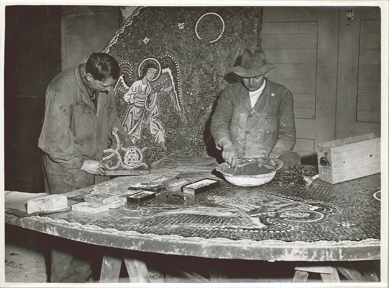 Foto uit de Cuypers' Kunstwerkplaatsen van rond 1930: de heren Henri Suiker en Piet Peeters bezig met het inleggen van een mozaïekfragment.