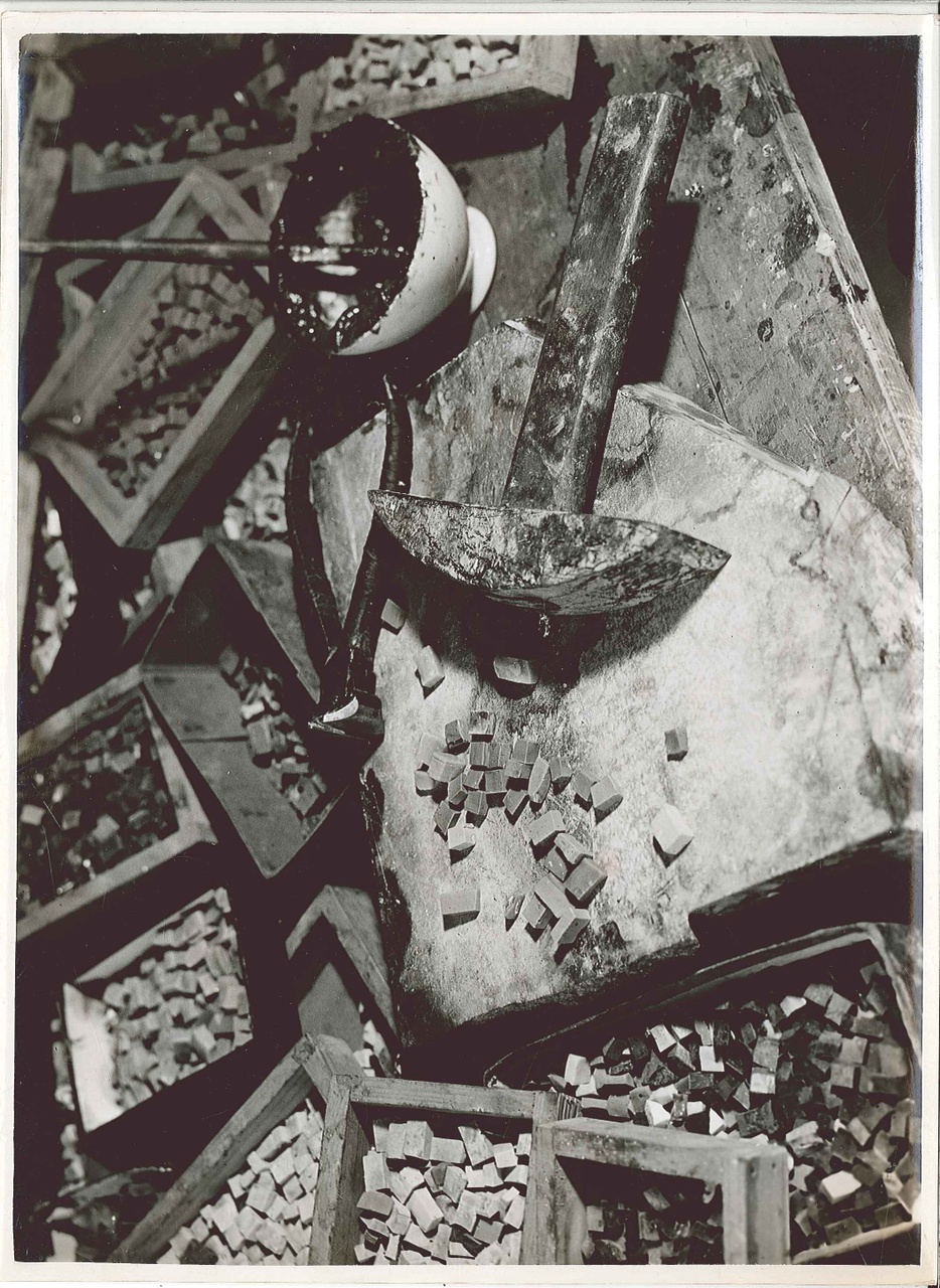 Foto uit de Cuypers' Kunstwerkplaatsen van rond 1930: kaphamer met mozaïeksteentjes.