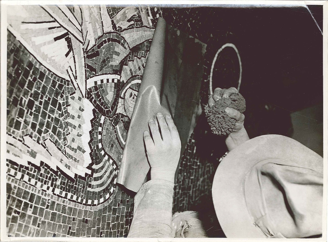 Foto uit de Cuypers' Kunstwerkplaatsen van rond 1930: het afwerken van een mozaïekfragment.