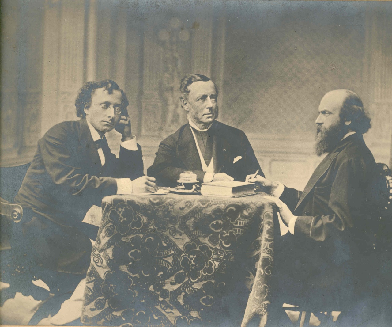 Groepsfoto Dr. P.J.H. Cuypers, Jhr. Verheyden en Prof. Hubrecht tijdens een studiereis voor een museum van Natuurlijke Historie