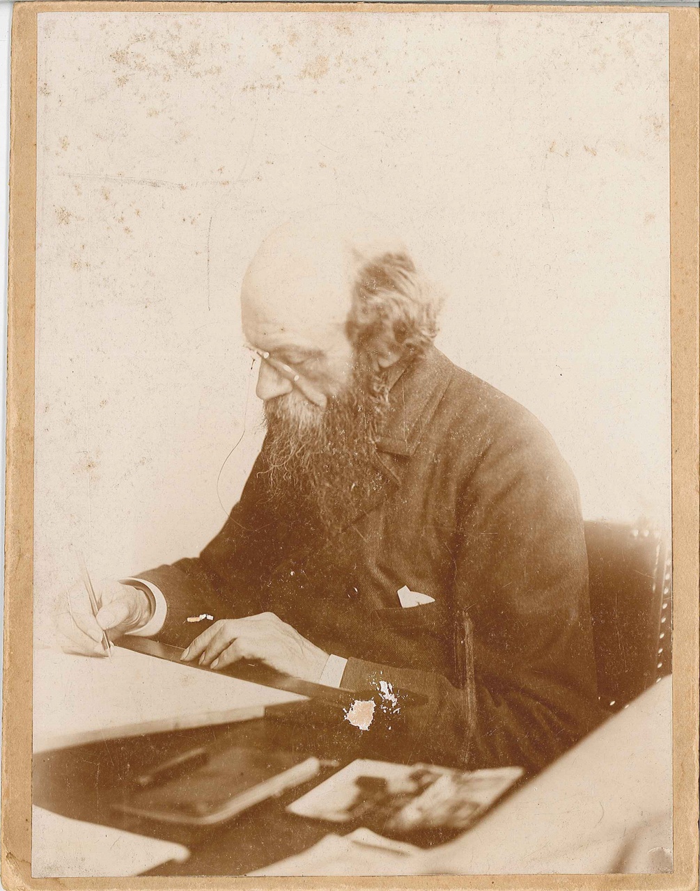 Fotoportret van Dr. P.J.H. Cuypers aan de tekentafel