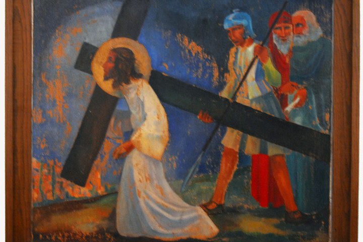 Kruiswegstatie: Christus loopt onder het kruis