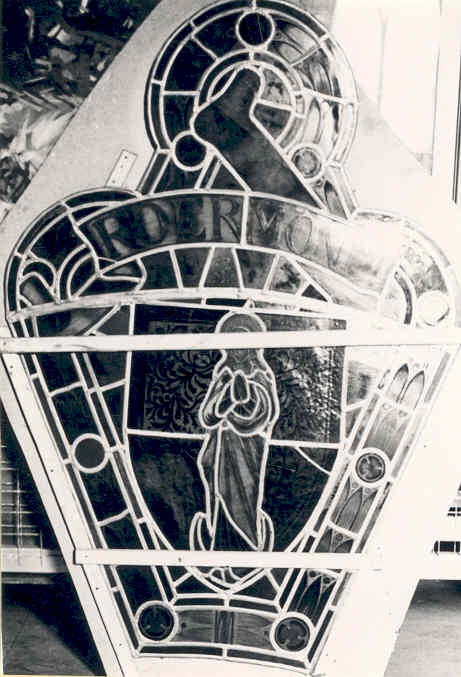Raam met opschrift Roermond en afbeelding van een vrouwelijke heilige