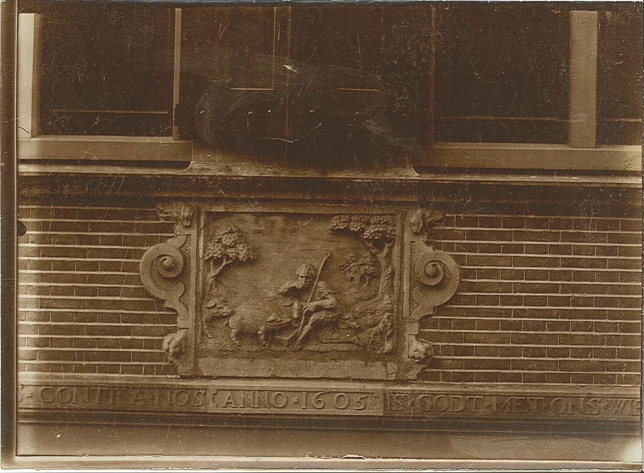 Foto van een gevelsteen in een stadspand  in de Warmoesstraat te Haarlem.