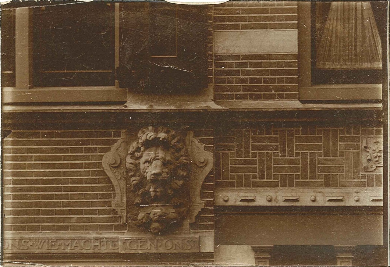 Foto van een gevelsteen in een stadspand  in de Warmoesstraat te Haarlem.