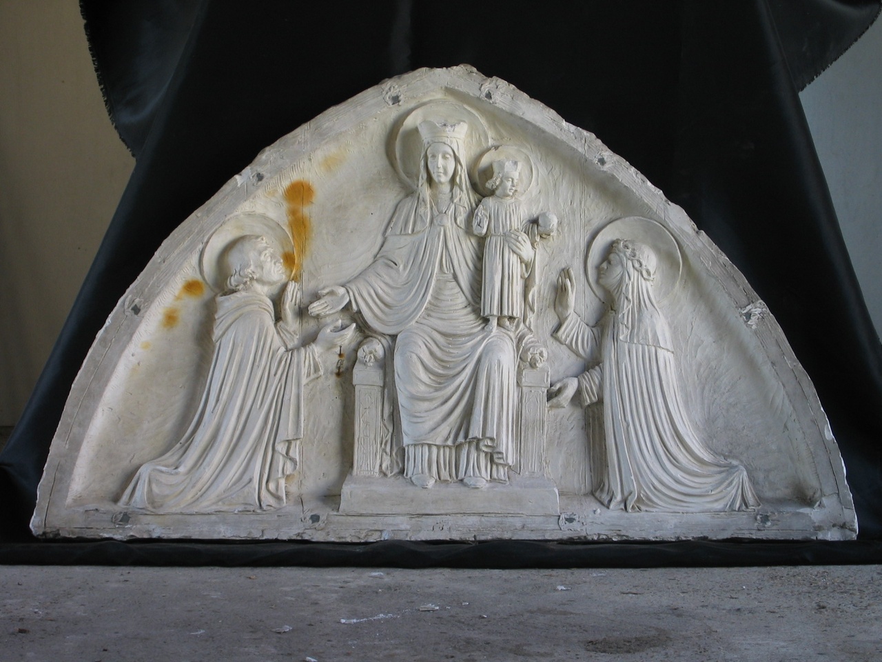 Dieptereliëf van Maria en Jezus met geknield H. Dominicus en H. Catherina van Siëna