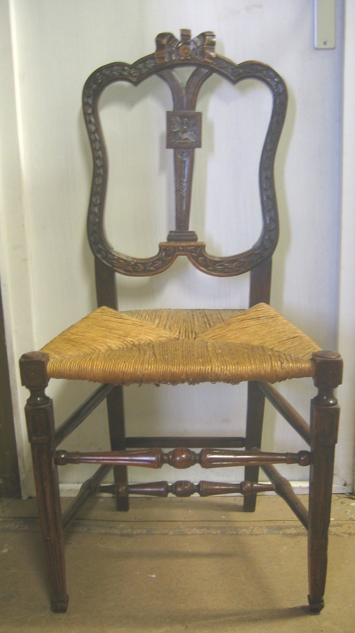 Licht uitgevoerde eikenhouten eetkamerstoel (met verhoogde zitting), mogelijk gebruikt in de woonkamer van Pierre Cuypers