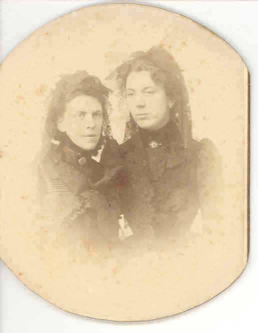 Fotoportret van Catharina Cuypers op 36-jarige leeftijd en een andere vrouw