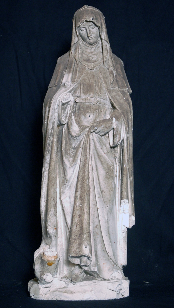 Beeld van een vrouw met middeleeuws aandoende kleding en doek op het hoofd, Brigitta van Kildare, patrones van Ierland