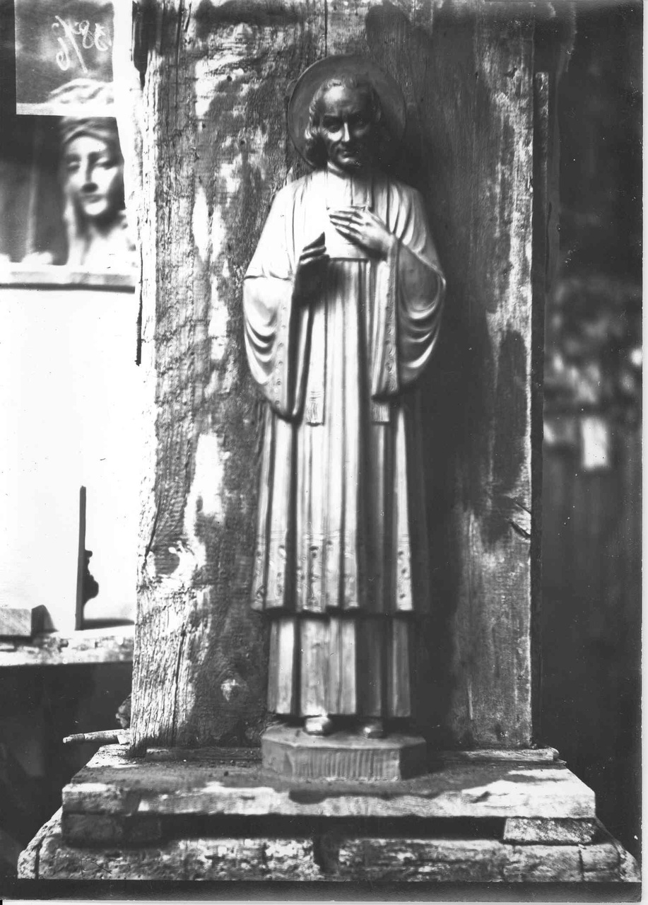 Foto van een standbeeld, opgesteld in de kunstwerkplaatsen van Cuypers