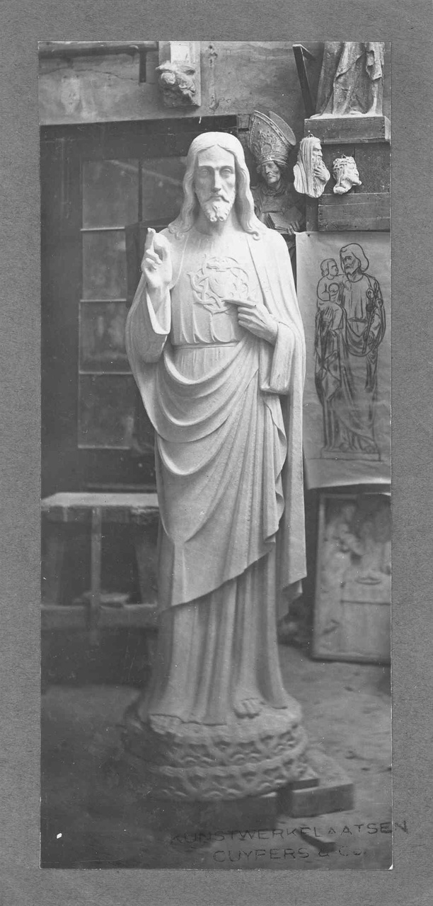 Foto van een beeld in Cuypers kunstwerkplaatsen..