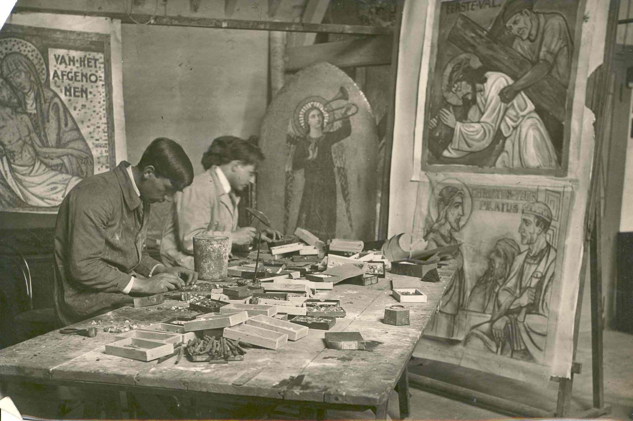 Foto van de mozaïekafdeling van de Kunstwerkplaatsen van Cuypers met werknemers P. Peeters en H. Suiker
