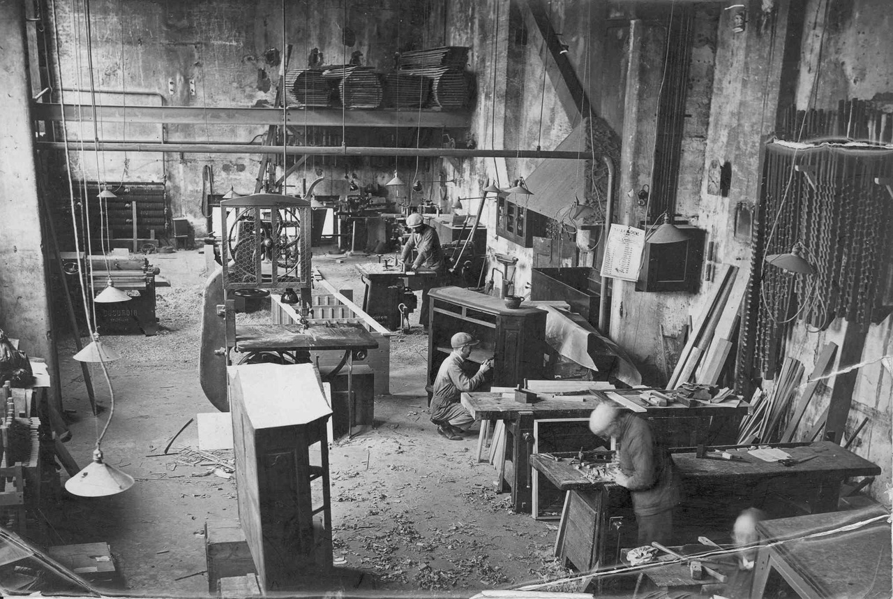 Foto van de afdeling houtbewerking van de Kunstwerkplaatsen van Cuypers.