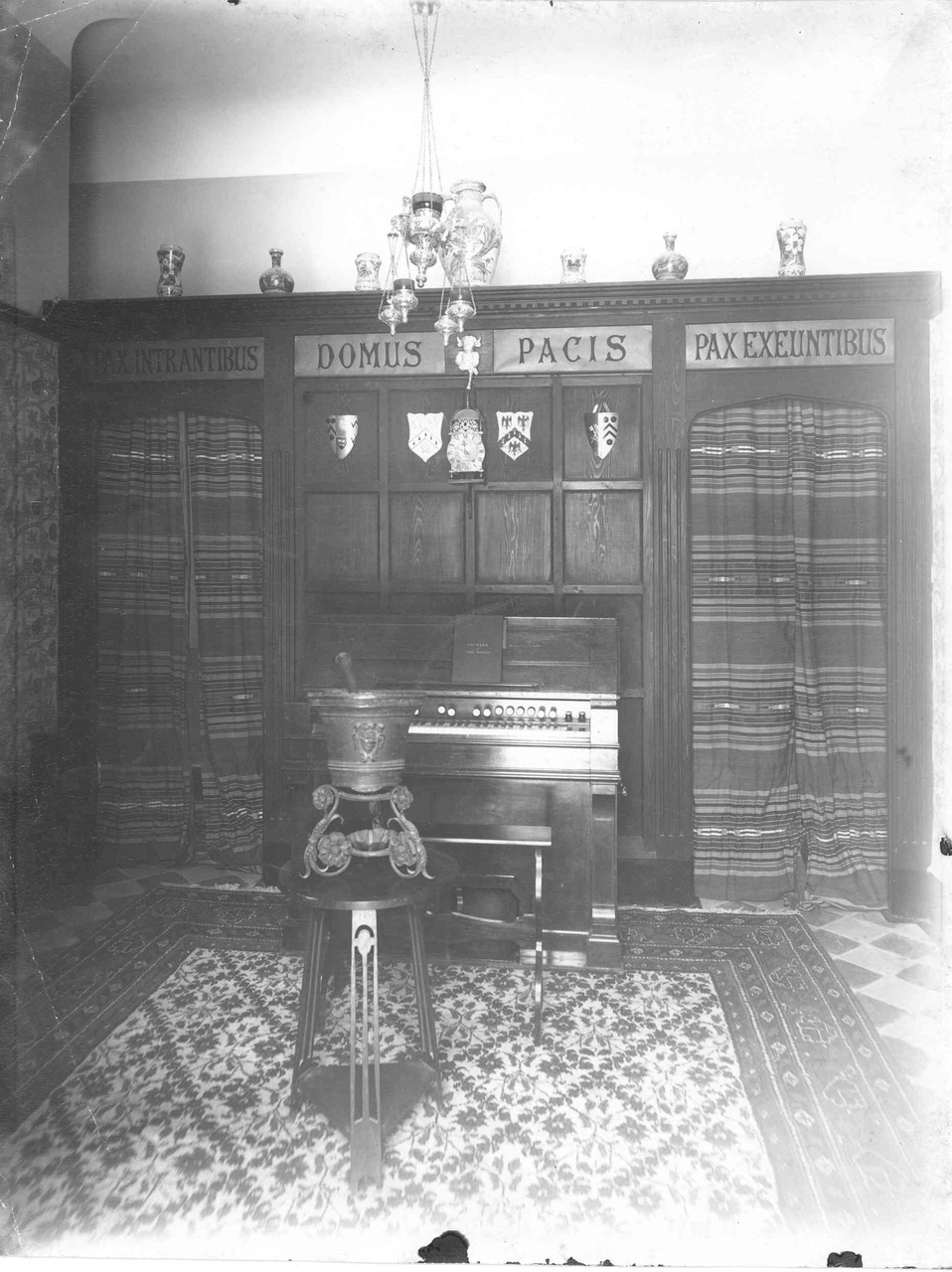 Foto van een interieur met harmonium