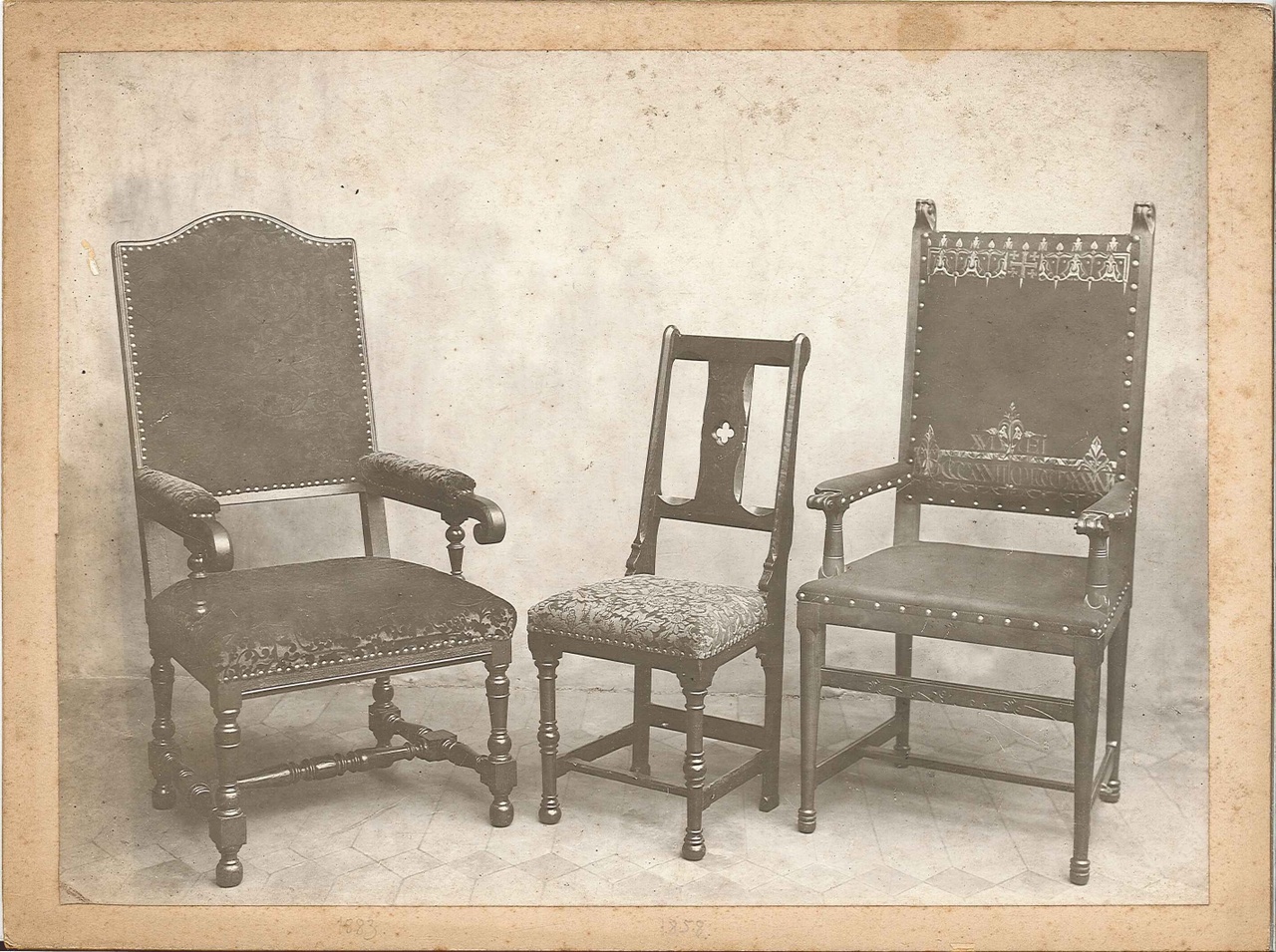 Foto van drie stoelen