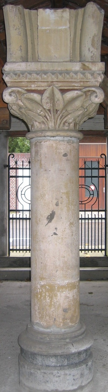 Pilaar met basement en kapiteel uit Dominicuskerk Alkmaar.
