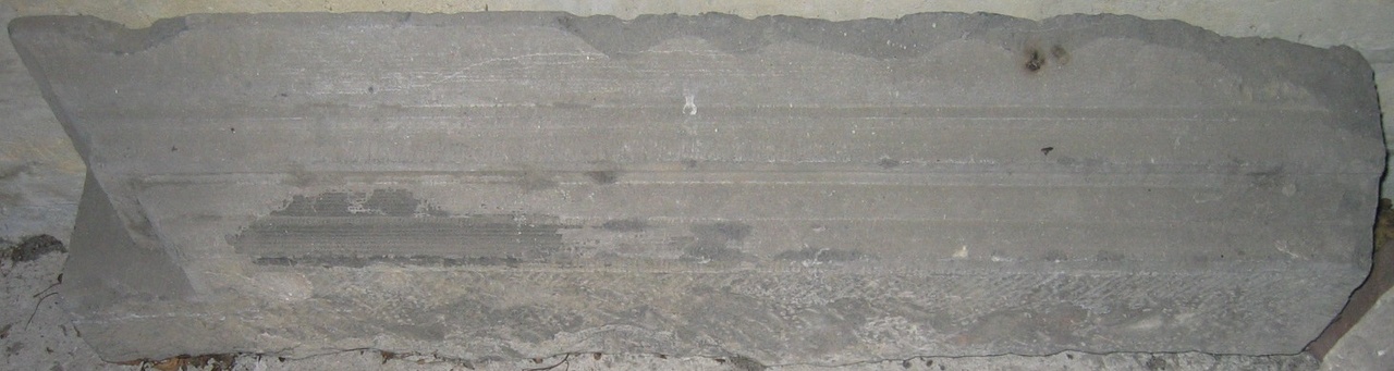 Gedeelte van hardstenen omlijsting