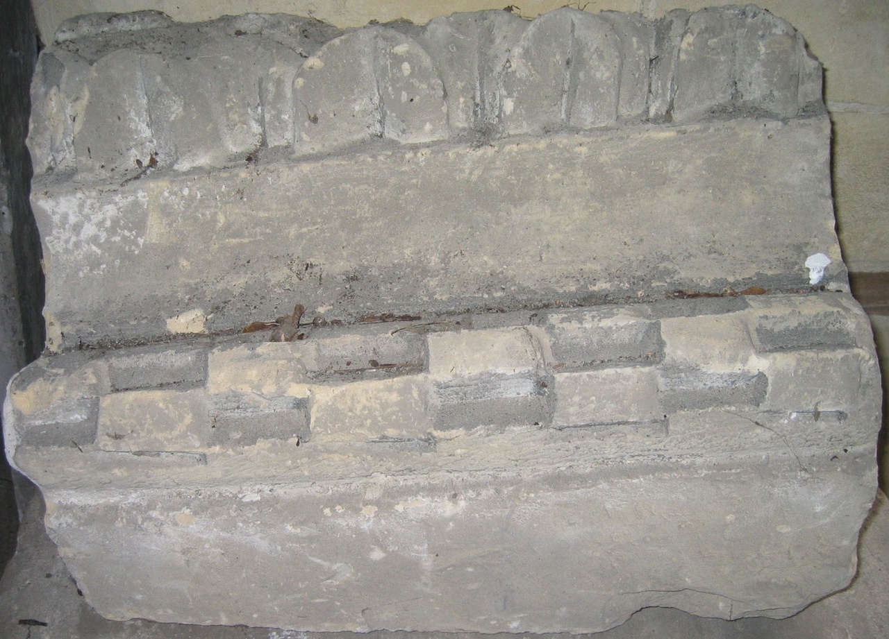 Zandstenen omlijsting van een muur