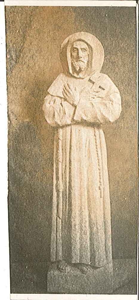 Gedeelte van een foto, waarop een beeld van een monnik in Cuypers'  Werkplaatsen (?).