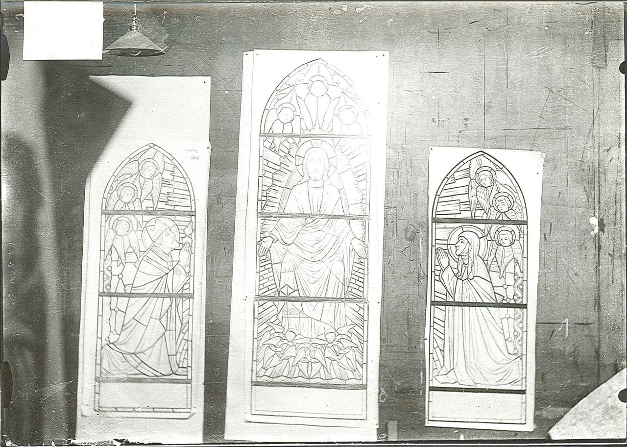 Foto van drie ontwerptekeningen voor glas-in-loodramen van een Christus Koning triptiek op ware grootte in Cuypers'  Werkplaatsen.