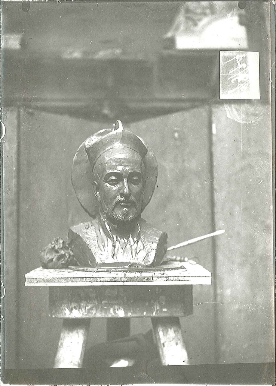 Foto van een borstbeeld van een heilige in Cuypers'  Werkplaatsen.