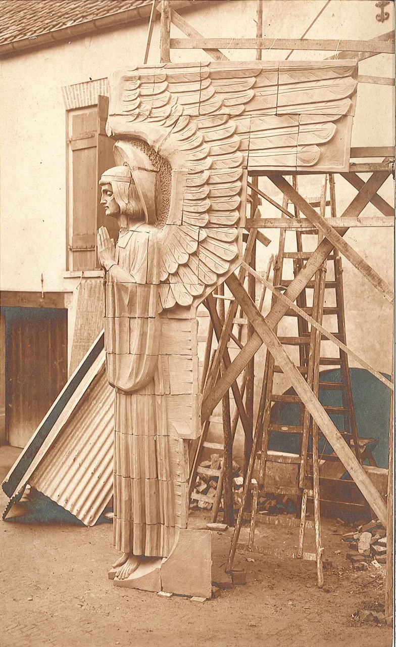 Twee foto's van ornamenten, voorstellende een engel, voor de toren van de Sint Jacobuskerk te 's Hertogenbosch.