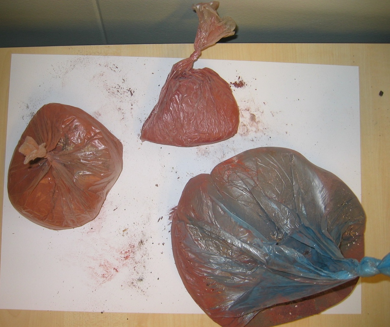 Drie zakjes met pigmenten.