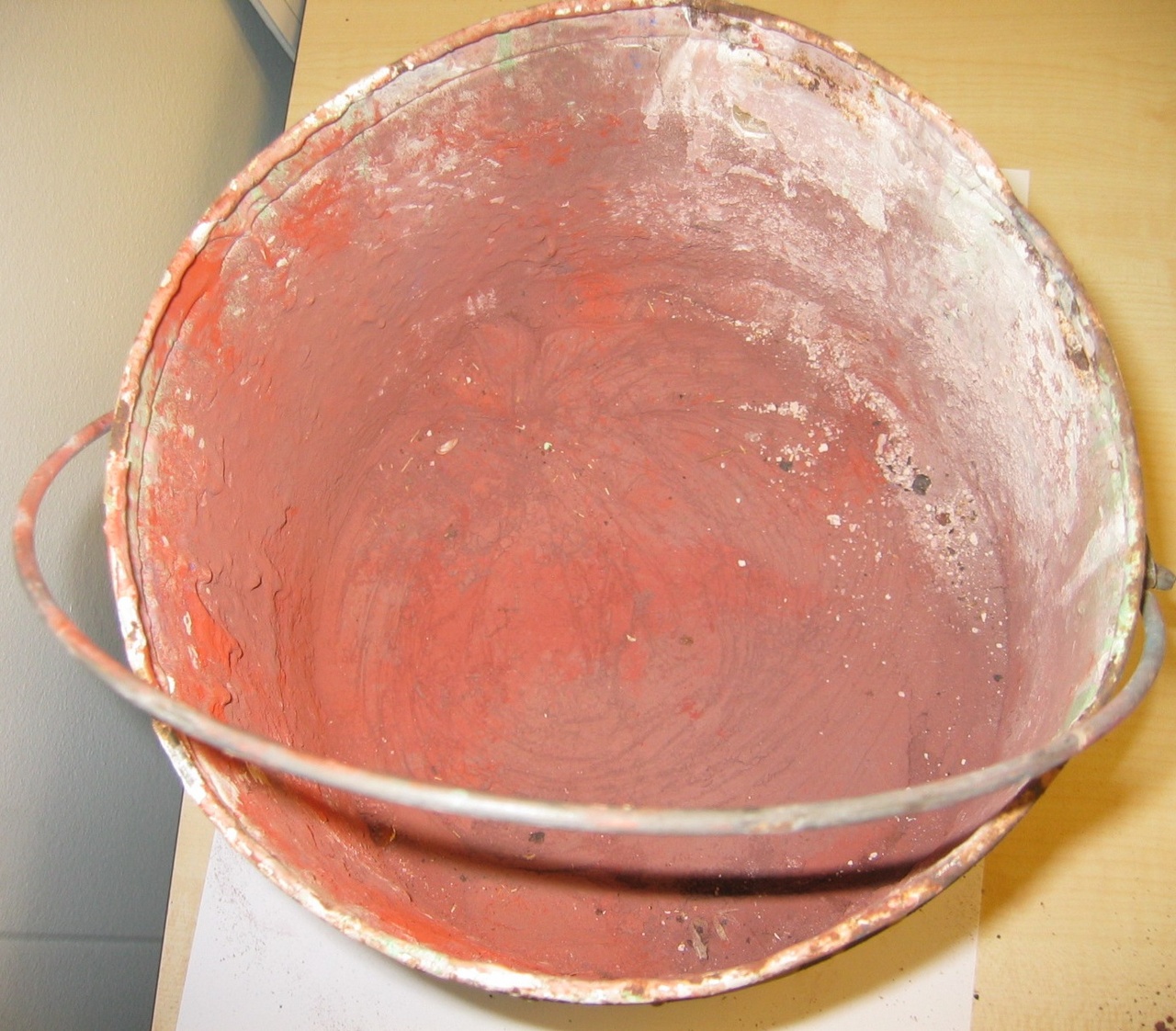 Emmer met rood pigment.