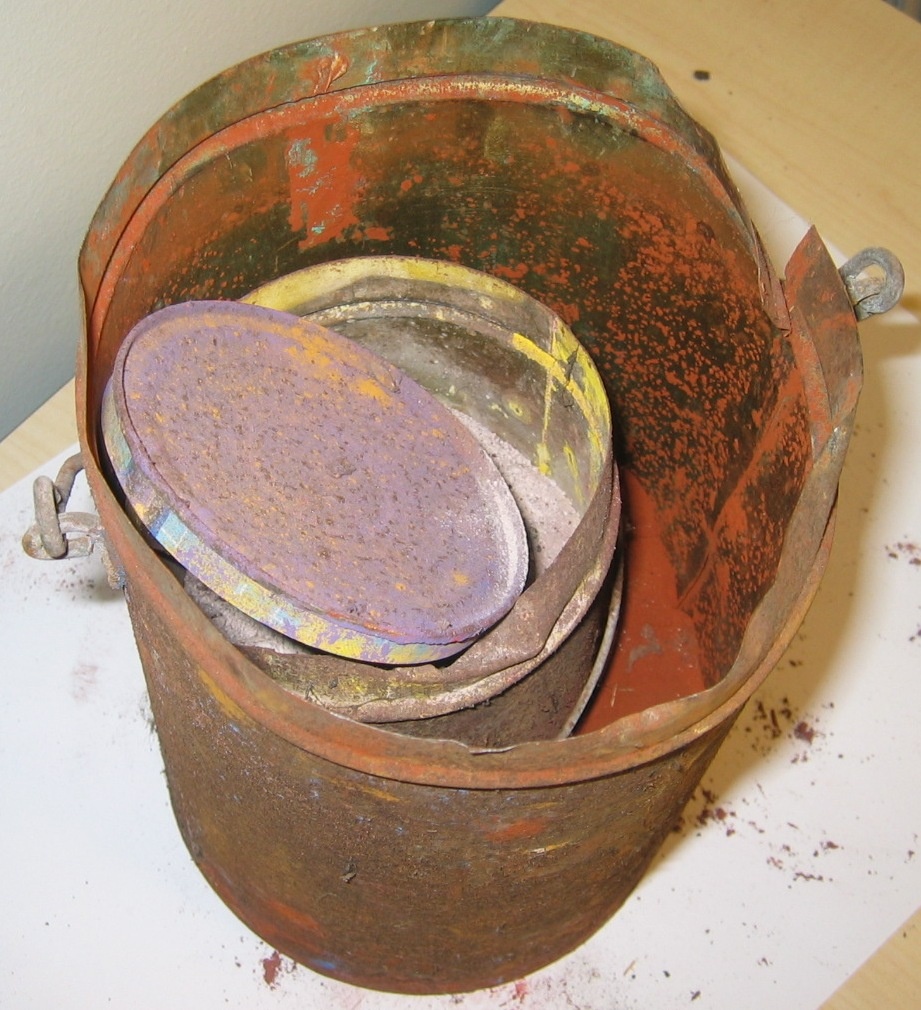 Twee blikken met pigmentpoeder