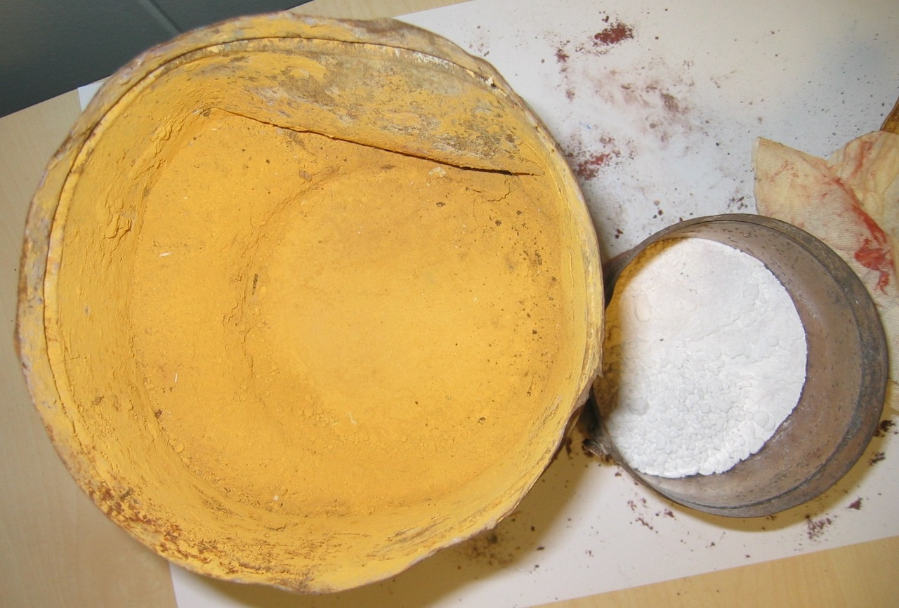 Twee blikken gevuld met pigmentpoeder