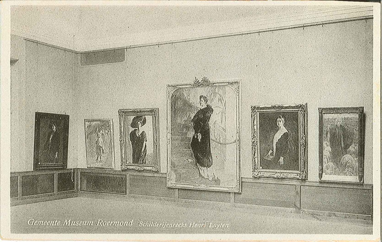 Foto van een hoek van de Luytenzaal in het Stedelijk Museum Roermond van ca. 1950.