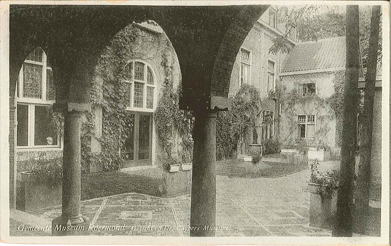 Foto van een gedeelte van de binnentuin van het Stedelijk Museum Roermond van ca. 1950.